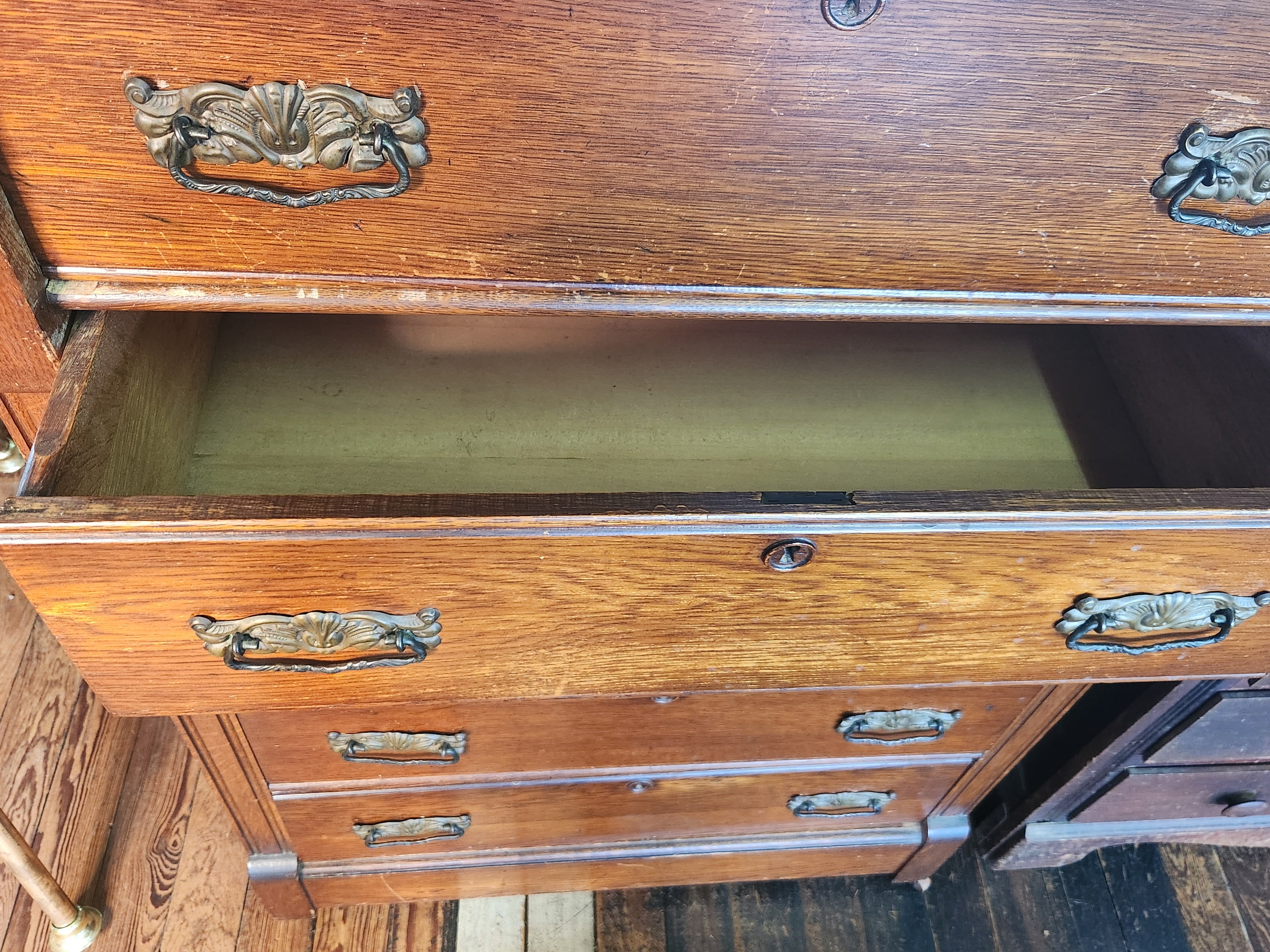 Antique Victorian or Eastlake-Style Oak Chest of Drawers
