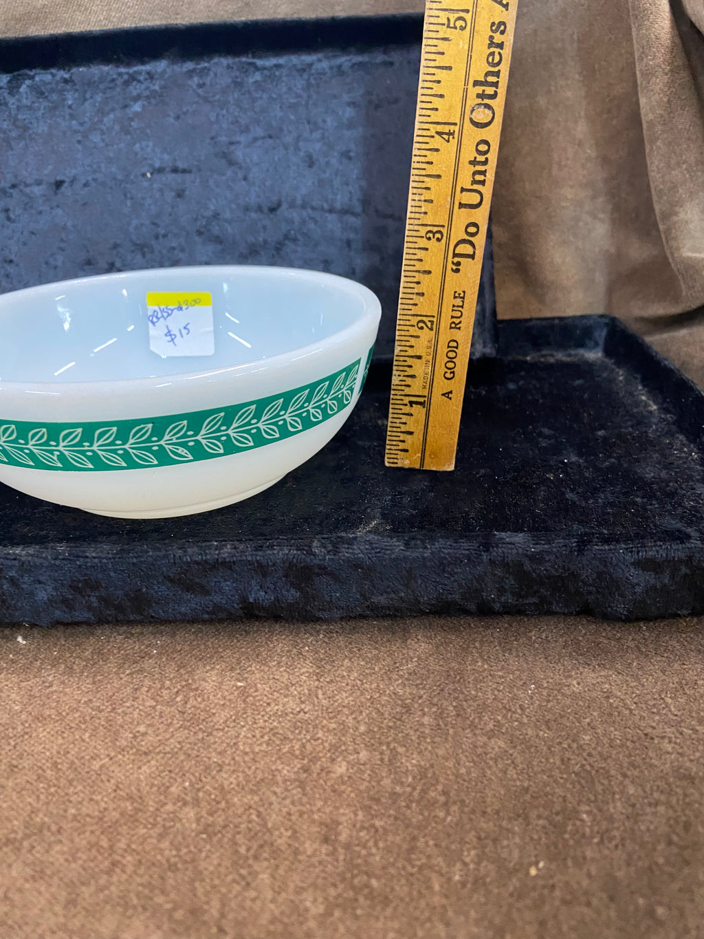 Vintage Pyrex "Laurel Leaf" Berry Bowl