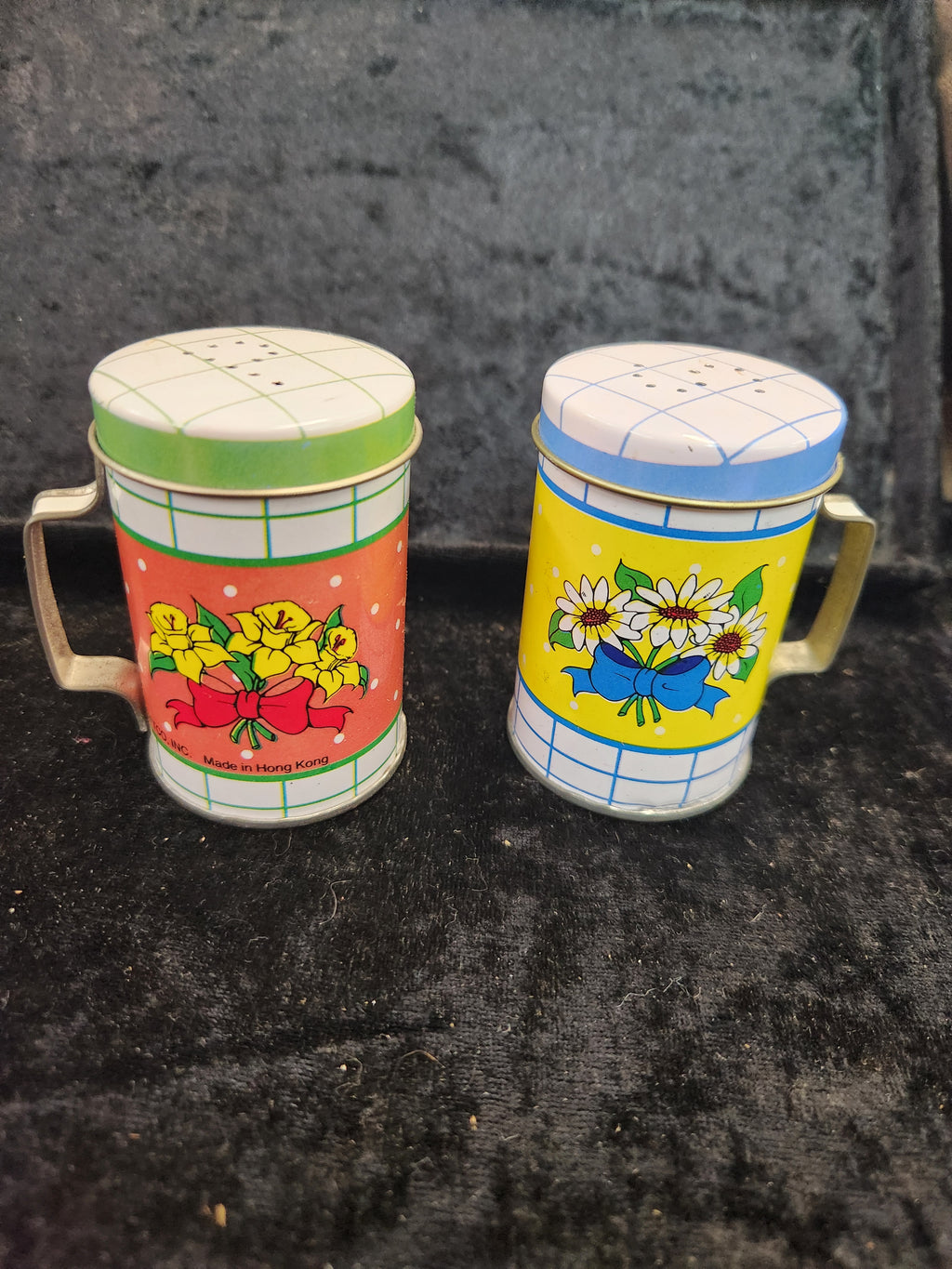 Vintage Tin S& P Shakers Country Flowers