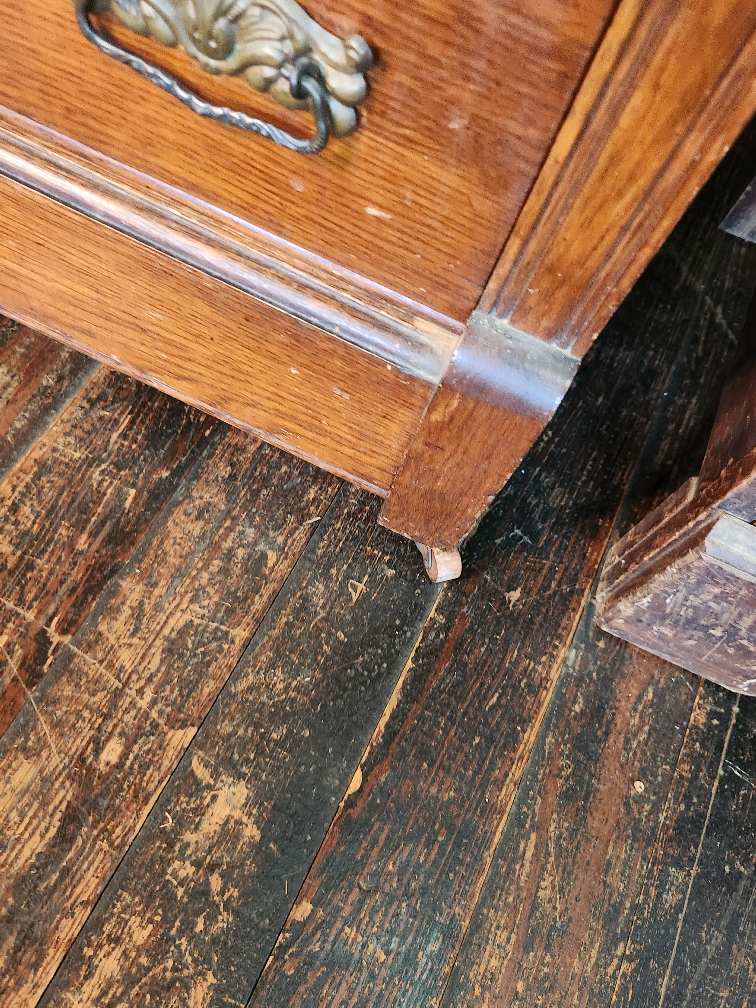 Antique Victorian or Eastlake-Style Oak Chest of Drawers