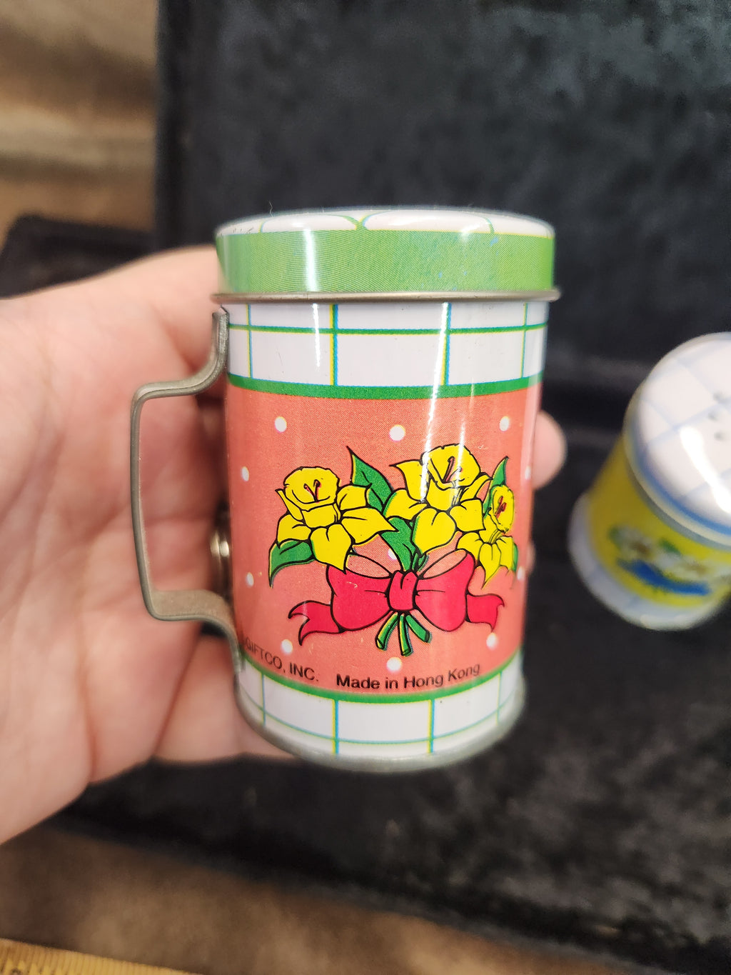 Vintage Tin S& P Shakers Country Flowers