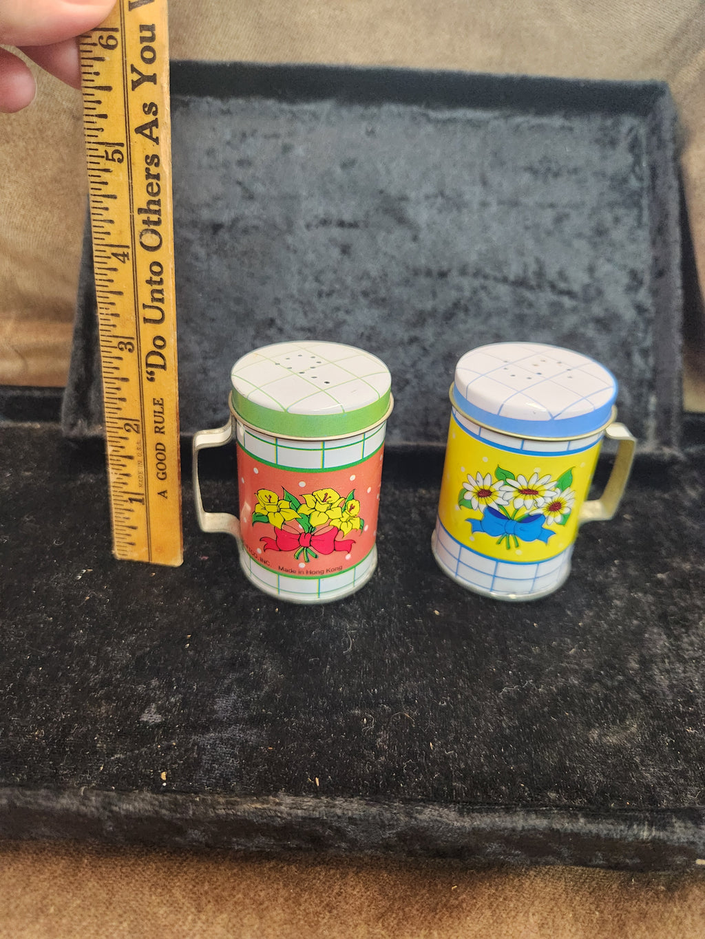 Vintage Tin S& P Shakers Country Flowers