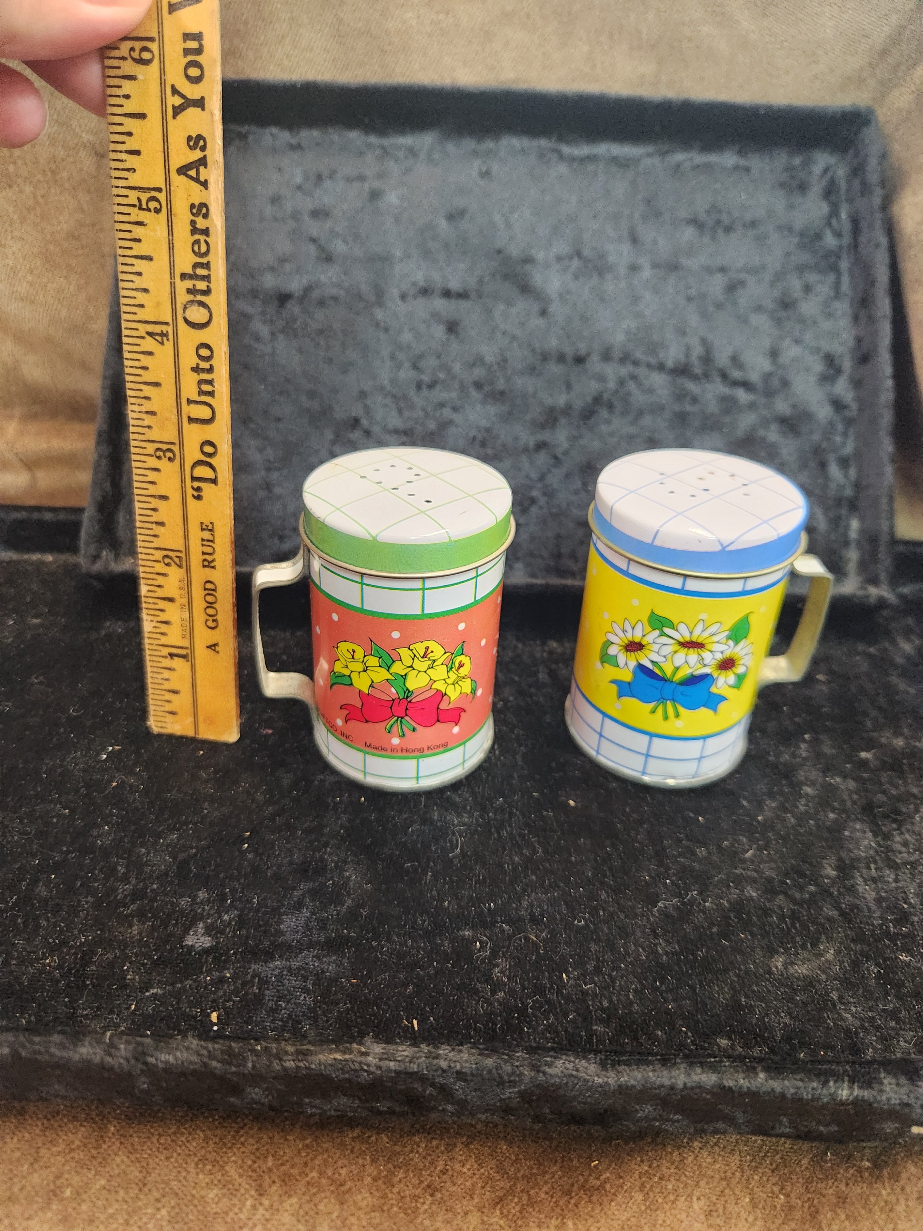 Vintage Tin S& P Shakers Country Flowers